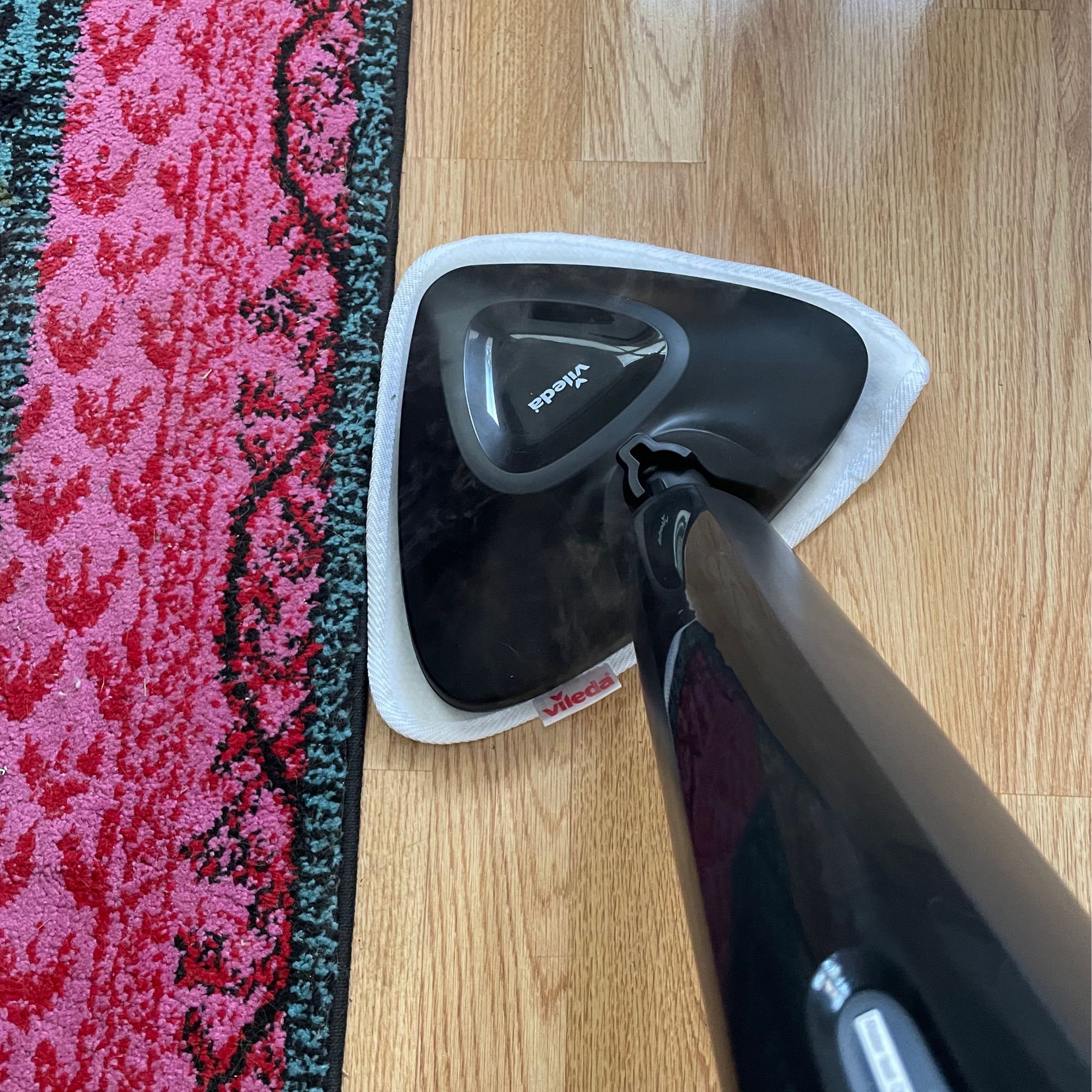 Using the vileda Steam Mop Plus on laminate floor, against a rug