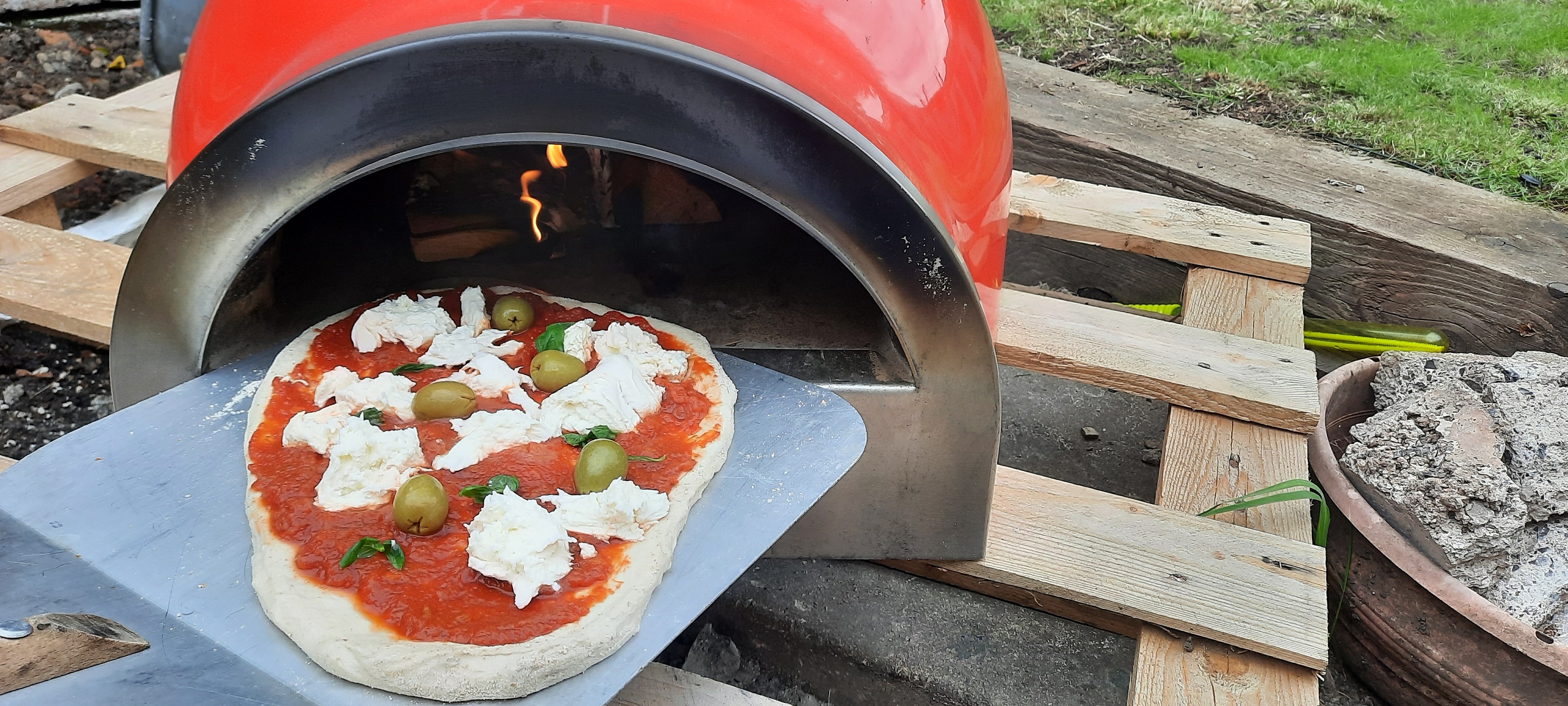 Making pizza in the delivita